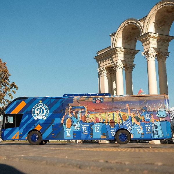 "Наслаждайся игрой — остальное за нами". "Динамо-Минск" обновил дизайн клубного автобуса