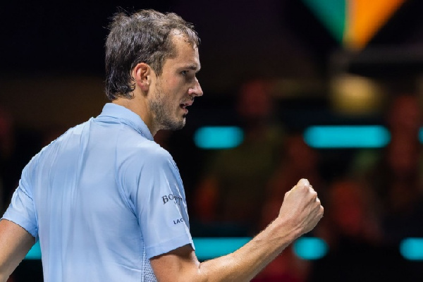 Даниил Медведев выступит на выставочном турнире в Индии