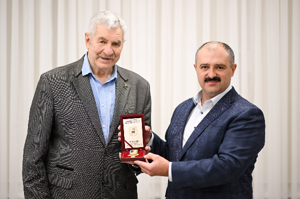 Лукашенко вручил медаль известному баскетболисту Ивану Едешко