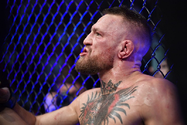"У меня гигантские яйца". Макгрегор ответил на вызов нового чемпиона UFC Топурии