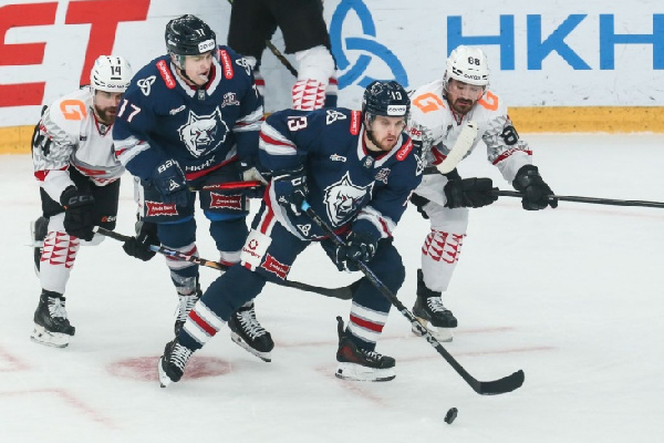 "Нефтехимик" забросил за две секунды до конца и обыграл "Авангард" в матче КХЛ, уступая 2:5