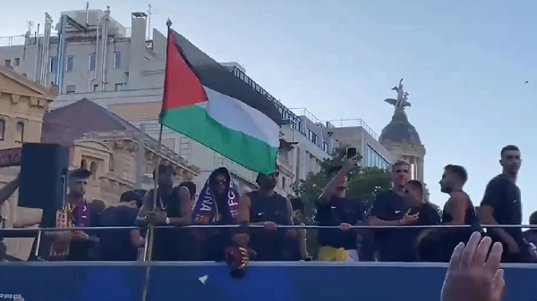 В Израиле раскритиковали Ямаля за флаг Палестины на праздновании чемпионства "Барселоны"