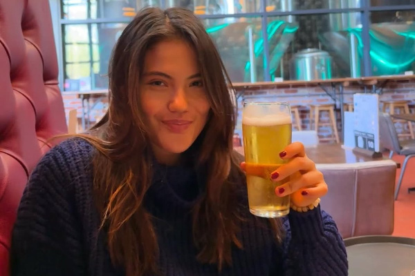 Чемпионка US Open наслаждается отпуском на винограднике с бокалом пива