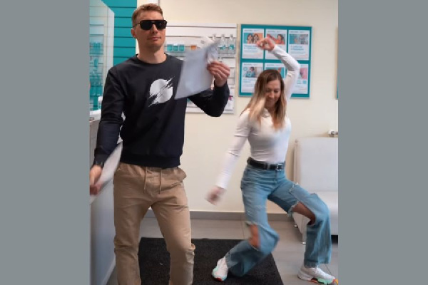 "Let's dance!". Антон и Динара Смольские станцевали после сдачи анализов