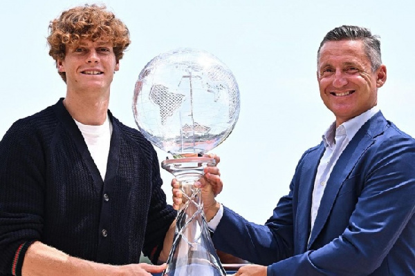А до итальянца была Соболенко... Глава ATP вручил Синнеру награду первой ракетки мира