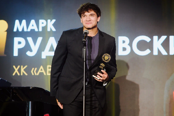 "Я сказала ДА": Экс-хоккеист экстралиги сделал предложение известному блогеру — ВИДЕО