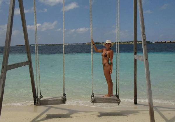 Лазает по пальмам, гоняет на вело, красиво отдыхает: новые приключения Соболенко на Мальдивах