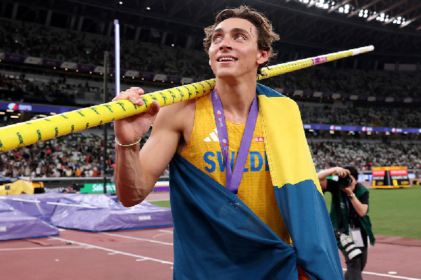 Он ещё и поет! Дюплантис исполнит гимн первого абсолютного чемпионата мира по лёгкой атлетике