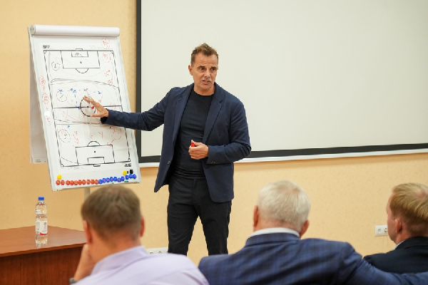 Карлос Алос строит институт сборных. Испанец выступил в Доме футбола перед тренерами