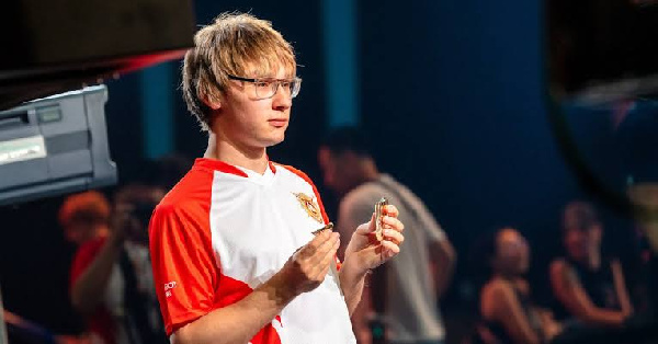 Белорусский гроссмейстер Денис Лазавик завоевал серебро на Esports World Cup