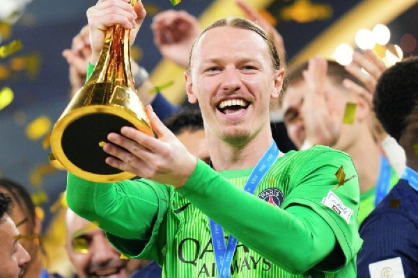 Фанаты ПСЖ написали песню про Сафонова и потребовали назвать улицу в его честь