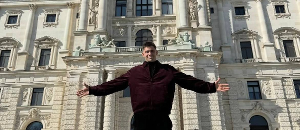 "Моцарт, замки и солнце": игрок сборной Беларуси изучает Австрию