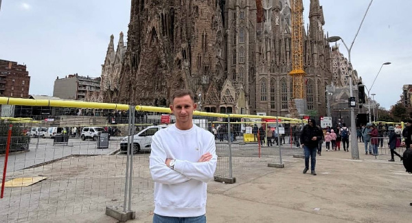 Нападающий минского "Динамо" после отпуска во Вьетнаме улетел в Европу 