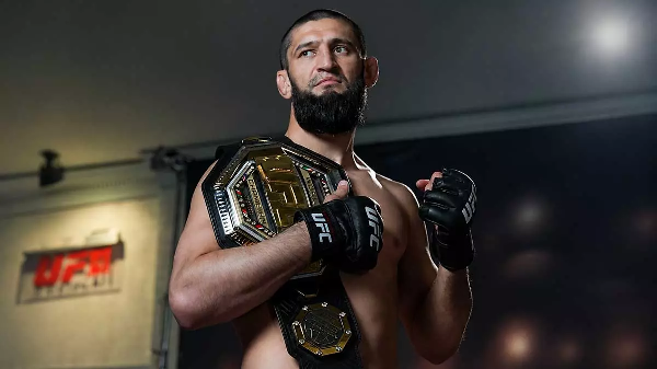Чимаев сенсационно проиграл в UFC впервые в карьере и лишился чемпионского пояса