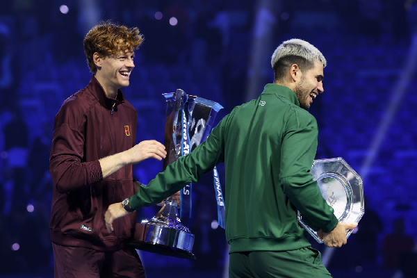 Карлос Алькарас обыграл Янника Синнера в выставочном матче