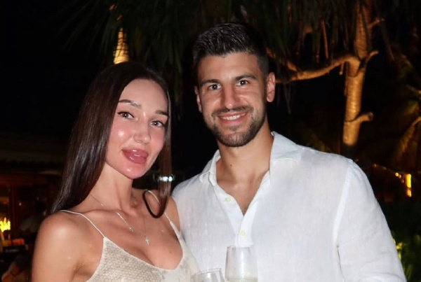 Лучший футболист Беларуси отметил годовщину свадьбы