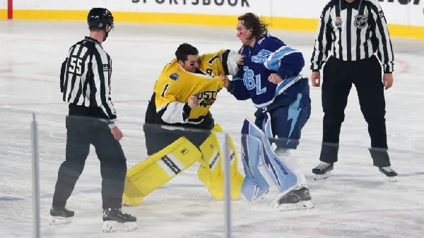 В матче НХЛ снова подрались вратари, один из них — россиянин (ВИДЕО)