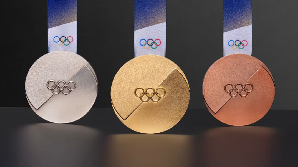 Чемпионам и призерам Олимпиады заменят медали с дефектами