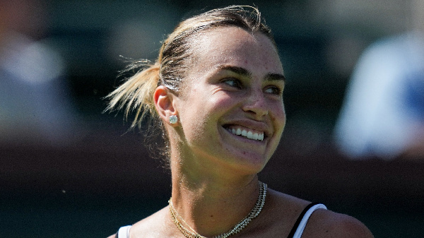 Эш равнодушен к теннису, но Соболенко все равно взяла собаку на корт — ВИДЕО