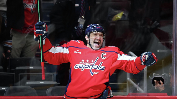 Вратарь хотел "украсть" юбилейный гол Овечкина, спрятав шайбу под амуницию