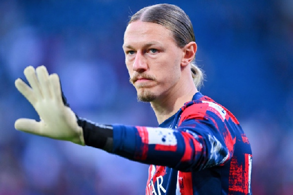 "Не порть фотографию": Куда Сафонов пропал с командного снимка ПСЖ?