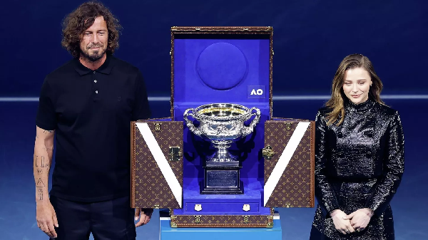 Экс-теннисист из России презентовал трофей Australian Open-2026