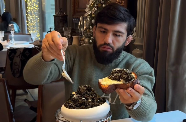 Хлеб, масло, черная икра: Арман Царукян показал свой "легкий завтрак"