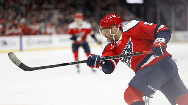 Александр Овечкин с сэндвичем и чипсами готовится к матчу против "Виннипега" в НХЛ