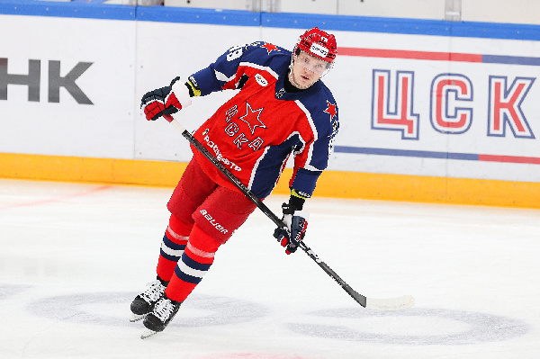 Два очка Дроздова помогли ЦСКА на выезде одолеть "Трактор" в КХЛ