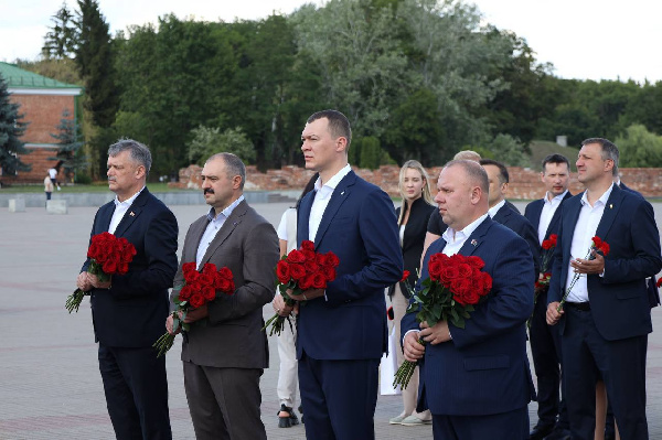 Cпортивное руководство Беларуси и России возложили цветы в Брестской крепости