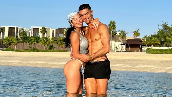 Невесту Роналду захейтили после фотографий в купальнике, но ее поддержала жена Месси