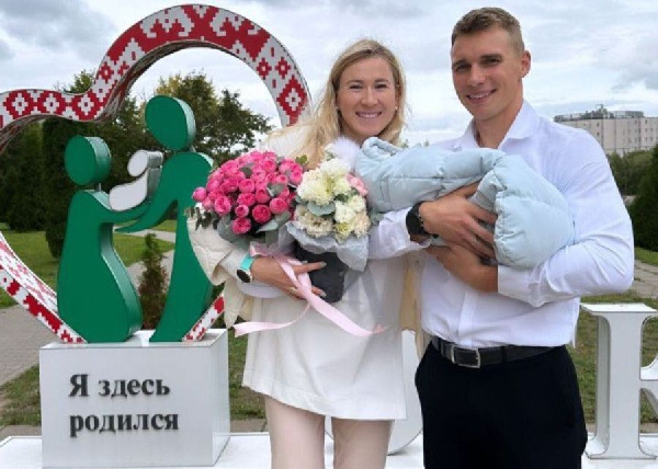 "Я здесь родился". Динару Смольскую выписали из роддома