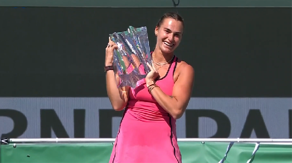 Среди тысячи мячей: Соболенко дурачилась на камеру во время фотосессии на турнире в Майами — ВИДЕО