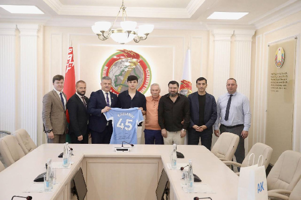 Министр спорта Сергей Ковальчук провел встречу с Абдукодиром Хусановым