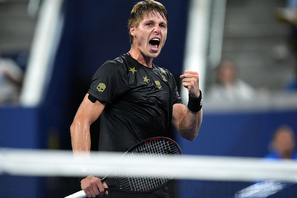 Илья Ивашко обыграл первого сеяного и вышел во второй раунд челленджера в Индии