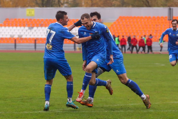 "Днепр" в элите, "Локомотив" теряет очки: итоги дня в Первой лиге