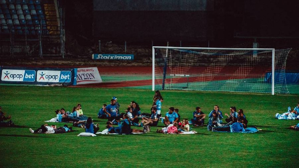 Клуб из Кипра пустил болельщиков, которые стояли в очереди за билетами, переночевать прямо на футбольном поле