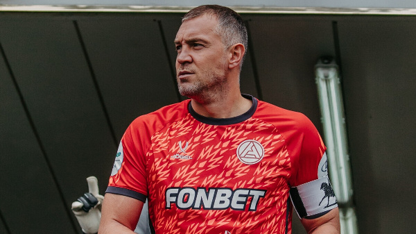 Эпатажный российский футболист опроверг информацию о завершении карьеры