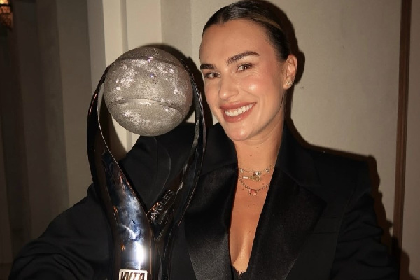 Соболенко опубликовала новые горячие фото с трофеем от WTA