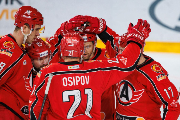 "Автомобилист" разгромил "Металлург" в матче КХЛ 