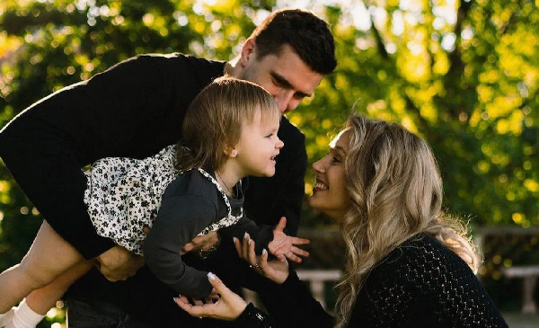 "Обнимать и целовать папочку": Протас воссоединился с семьей 