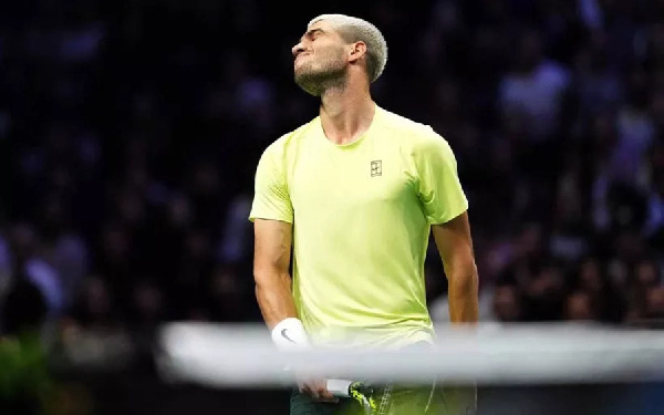 "Я ничего не чувствую! Совсем!": Алькарас был крайне недоволен кортом во время неожиданного поражения в Париже