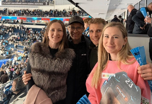 Домрачева вместе с мужем Бьорндаленом и семьей Смольских посетила матч "Динамо-Минск" — "Ак Барс"