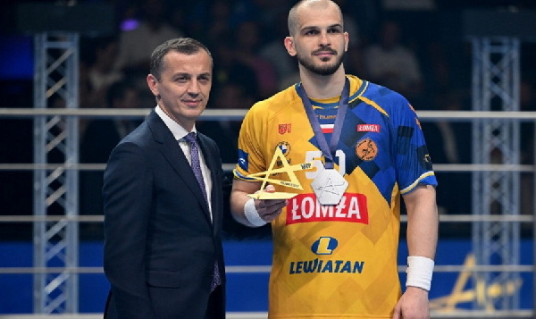 "Виве" вышел в 1/2 финала неофициального клубного чемпионата мира, Артём Королёк забросил четыре мяча