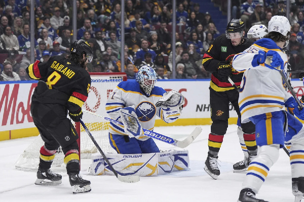 "Ванкувер" проиграл худшей команде "Востока" после отправки Толопило в АХЛ