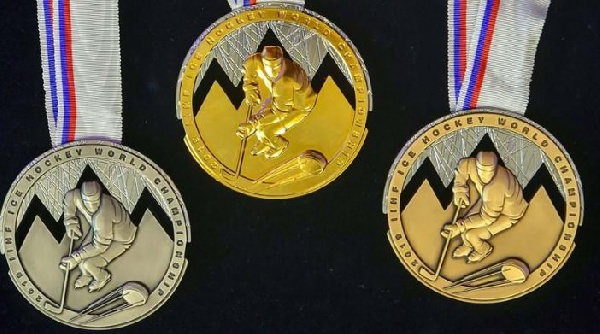 Золотая медаль с хоккейного чемпионата мира была выставлена на аукцион