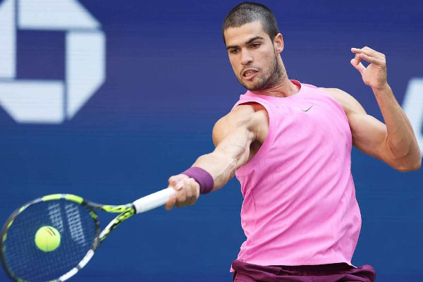Карлос Алькарас стал первым финалистом US Open, обыграв Новака Джоковича