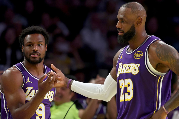 Леброн Джеймс стал первым игроком в истории НБА, который сделал результативную передачу сыну