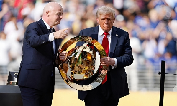"Челси" вручили копию трофея Клубного ЧМ, а оригинал остался у Трампа