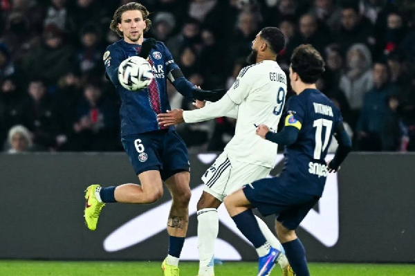 ПСЖ выиграл столичное дерби, "Марсель" доигрывал вдевятером: результаты игрового дня в Лиге 1